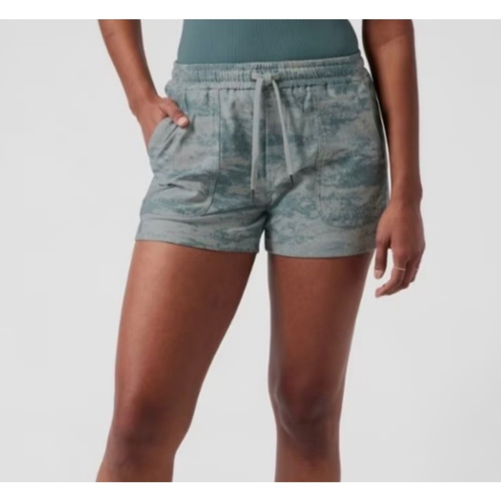 Athleta Farallon Shorts Grey Camo Print Drawstring Pockets Size M Athleisure